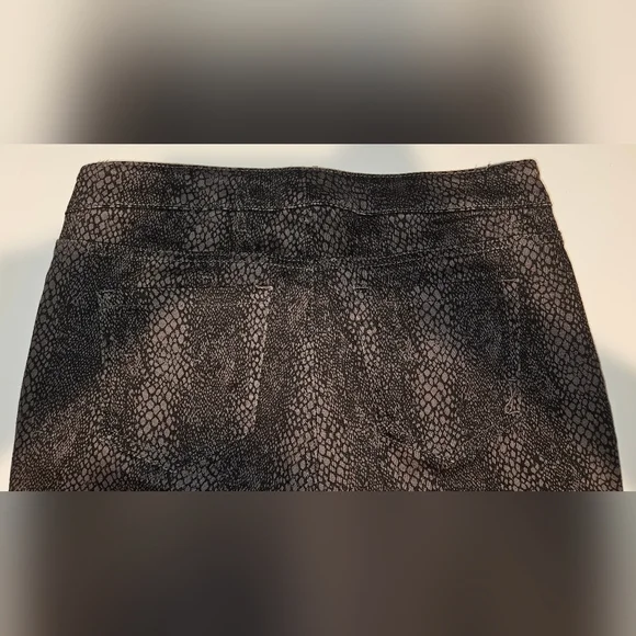 Jones New York Jeans - Black and Gray Snakeskin Look Jeans - size 6 - Picture 7 of 9